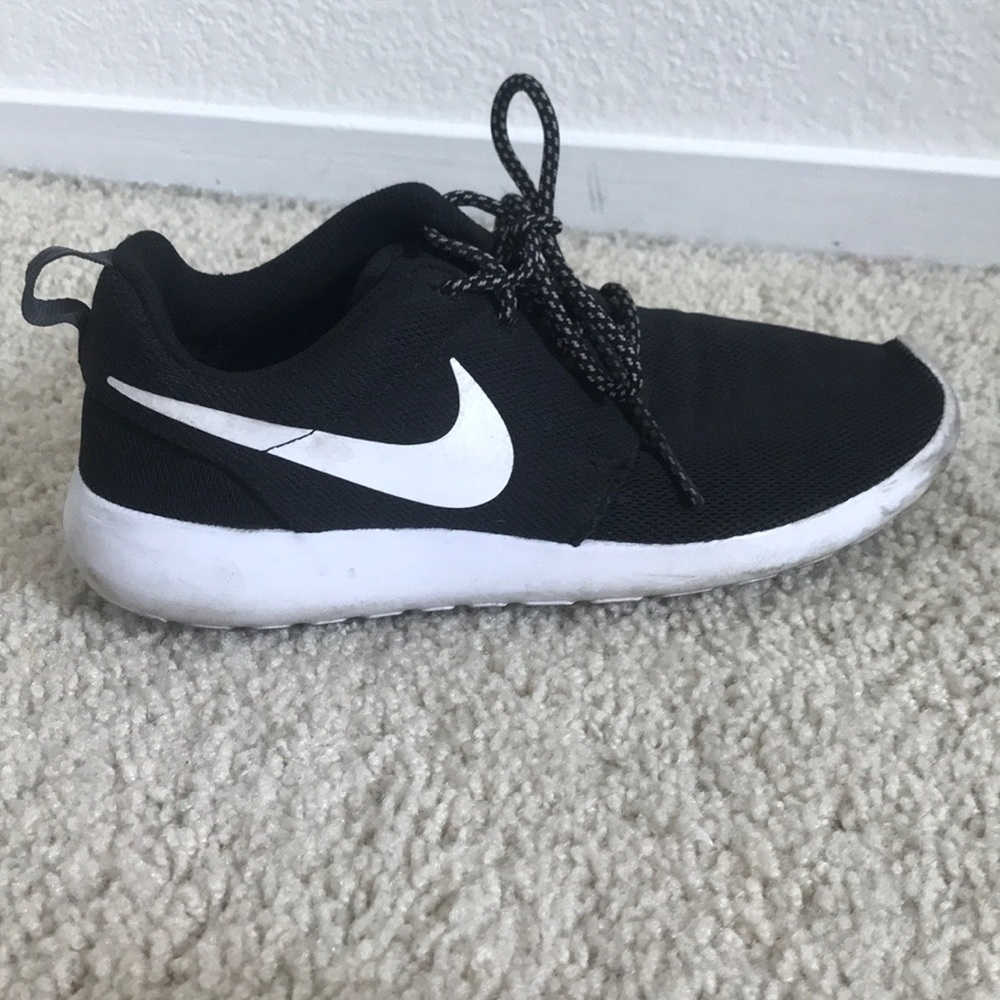 Nike women’s roshe one